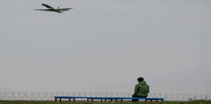 Ukraine tuyên bố đóng cửa không phận với các chuyến bay dân sự - Ảnh 1.