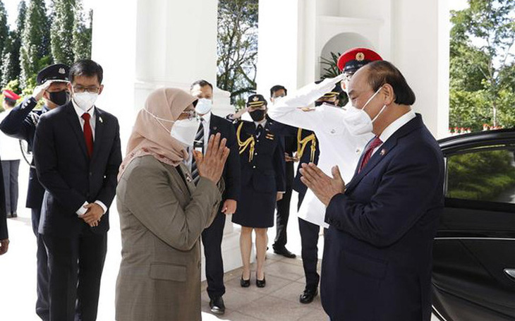 Tổng thống Singapore chủ trì lễ đón trọng thể Chủ tịch nước Nguyễn Xuân Phúc