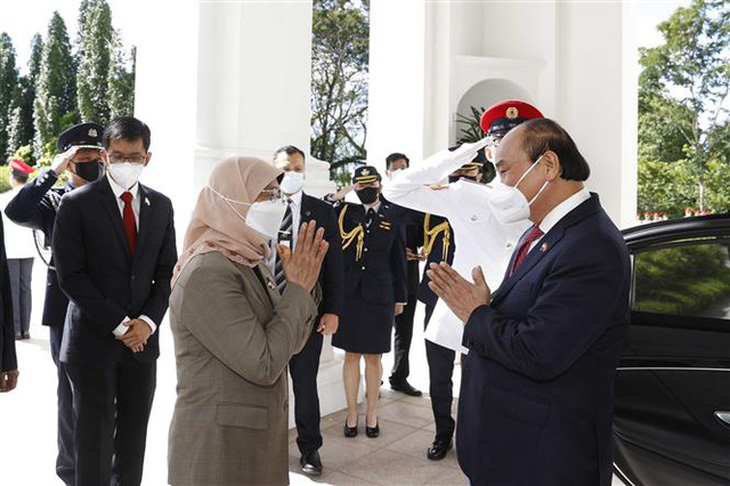 Tổng thống Singapore chủ trì lễ đón trọng thể Chủ tịch nước Nguyễn Xuân Phúc - Ảnh 1.