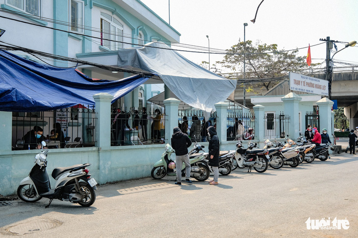 Quá tải xin giấy xác nhận F0, quận ở Hà Nội phải mở thêm điểm xét nghiệm - Ảnh 1.