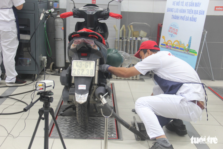 3.000 xe máy ở Đà Nẵng được miễn phí thay nhớt khi đi kiểm định khí thải - Ảnh 1.