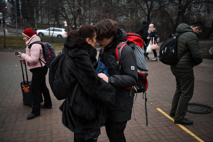 Hơn 50.000 người Ukraine đã chạy sang các nước láng giềng lánh nạn - Ảnh 1.