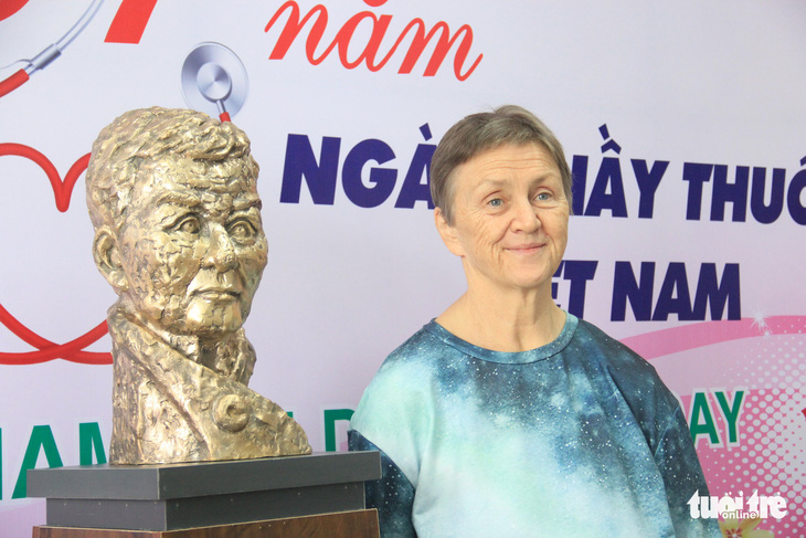 Nhà điêu khắc Phạm Văn Hạng tạc tượng chuyên gia vật lý trị liệu người Mỹ - Ảnh 2.