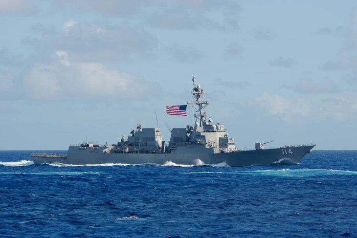 Tàu chiến Mỹ đi qua eo biển Đài Loan - Ảnh 1.