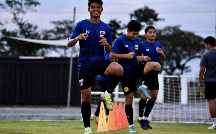 Tiền vệ tuyển U23 Thái Lan: 