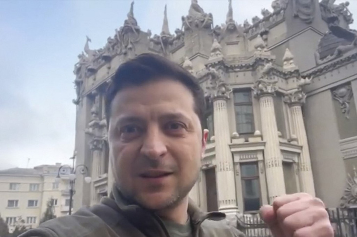 Tổng thống Zelensky: Ukraine vẫn kiểm soát thủ đô Kiev, Mỹ công bố viện trợ quân sự - Ảnh 1.