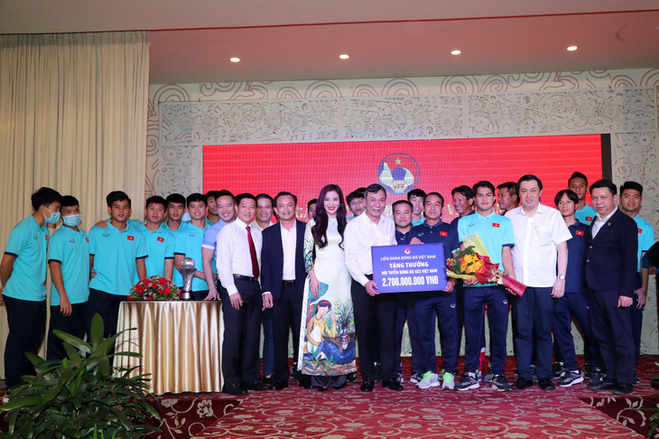 Lễ mừng công U23 Việt Nam vô địch Đông Nam Á 2022: Ngắn gọn nhưng ấm lòng - Ảnh 1.