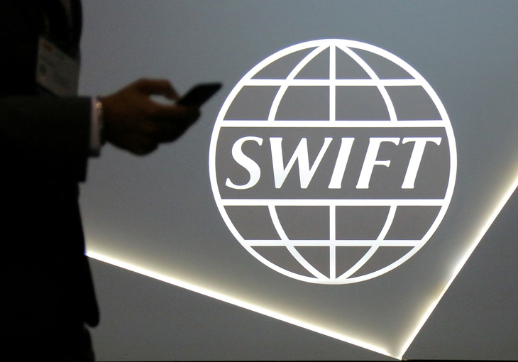 Nga bị loại khỏi hệ thống thanh toán quốc tế SWIFT gây ảnh hưởng ra sao? - Ảnh 1.