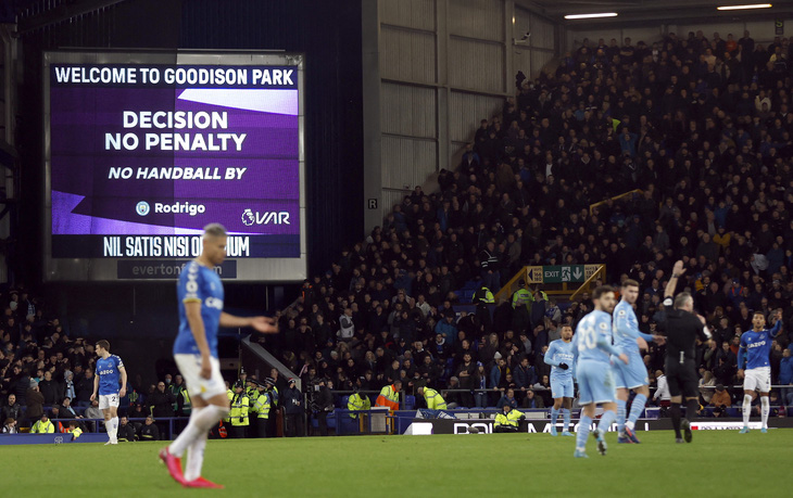 Thắng may Everton, Man City lại nới rộng cách biệt với Liverpool - Ảnh 3.