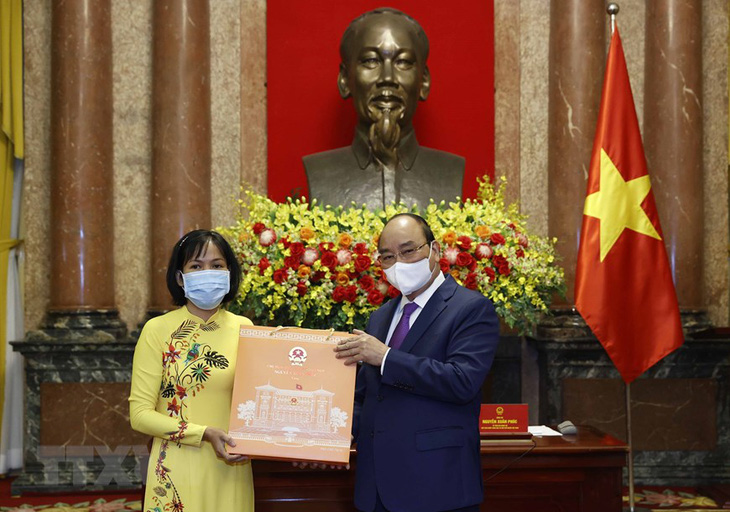 Chủ tịch nước Nguyễn Xuân Phúc: Chăm lo nhiều hơn nữa đội ngũ y bác sĩ, cán bộ y tế - Ảnh 2.