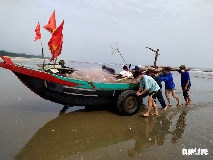 Đầu năm kéo ‘lộc biển’, ngư dân Hà Tĩnh thu tiền triệu mỗi ngày - Ảnh 6.