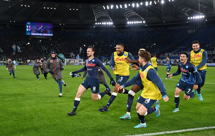 Fabian Ruiz lập công phút 90+5 đưa Napoli lên đầu bảng Serie A - Ảnh 1.