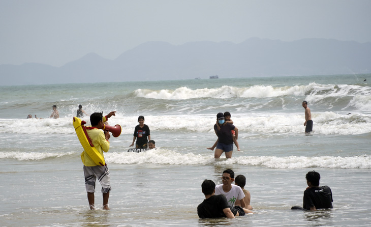 Đội cứu hộ bãi biển Vũng Tàu cứu được nhiều người rơi vào ao xoáy - Ảnh 1.