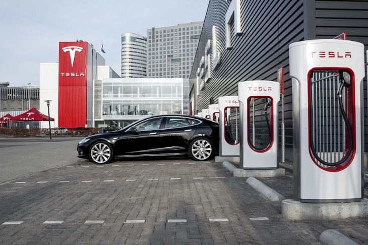 Tesla mở trạm sạc xe điện miễn phí cho vùng bị ảnh hưởng của cuộc khủng hoảng Ukraine - Ảnh 2.
