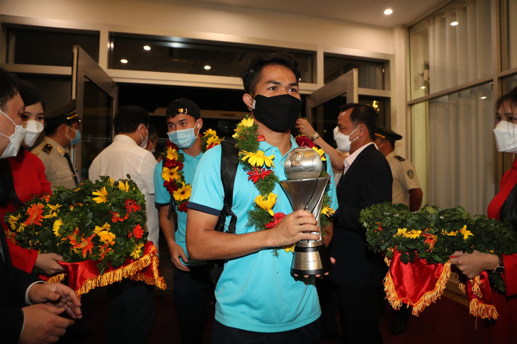 U23 Việt Nam không quên các đồng đội còn ở lại Campuchia - Ảnh 2.