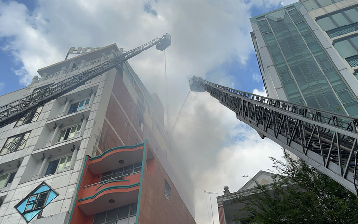 Cháy khách sạn 10 tầng ở quận 1, cứu 3 người bị mắc kẹt
