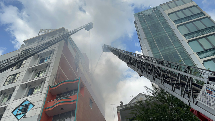 Cháy khách sạn 10 tầng ở quận 1, cứu 3 người bị mắc kẹt - Ảnh 1.