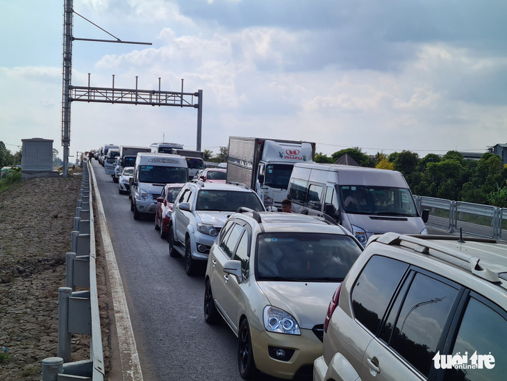 Cao tốc Trung Lương - Mỹ Thuận kẹt xe hơn 3km vì một xe rau củ nổ vỏ lật ngửa - Ảnh 2.