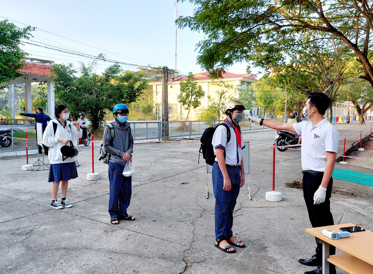 Sau nghỉ Tết, học sinh ở Cà Mau, Sóc Trăng trở lại trường học trực tiếp - Ảnh 1.