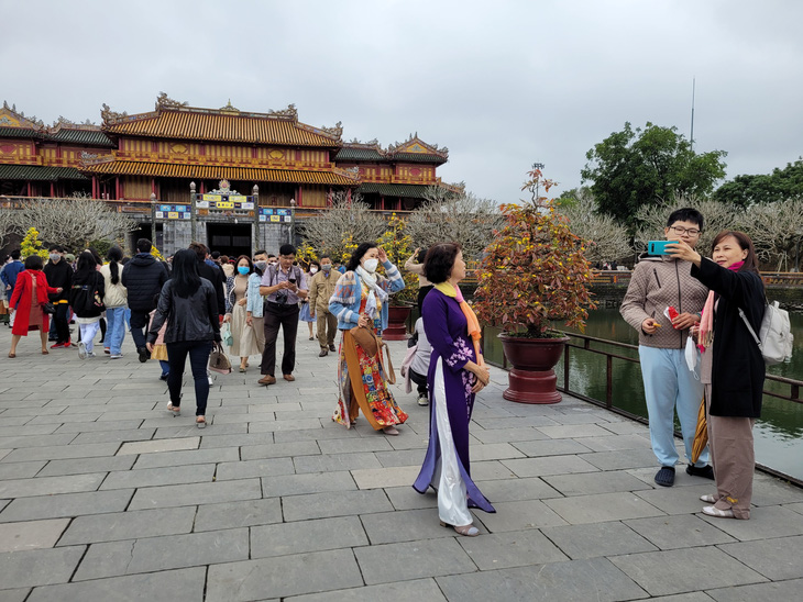 Hơn 50.000 khách đến Huế tham quan Đại Nội, chùa Từ Hiếu dịp Tết Nhâm Dần - Ảnh 2.