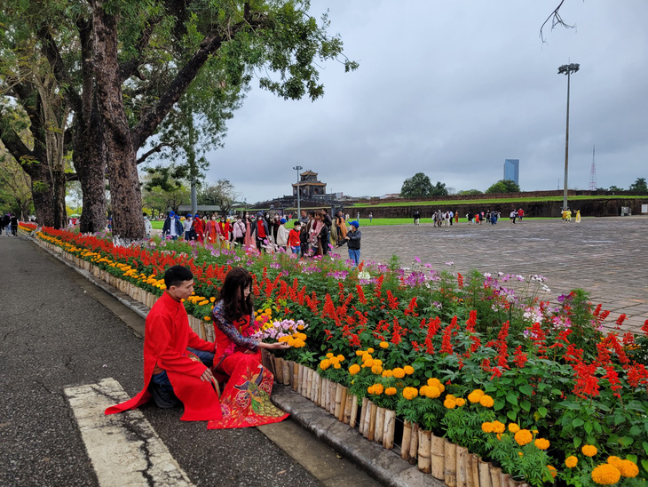 Hơn 50.000 khách đến Huế tham quan Đại Nội, chùa Từ Hiếu dịp Tết Nhâm Dần - Ảnh 3.