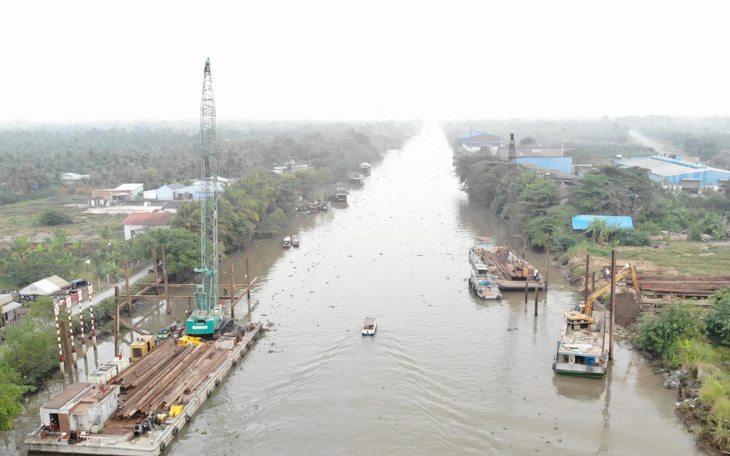 Mùng 7 bắt đầu đắp đập thép ngăn mặn trên kênh Nguyễn Tấn Thành