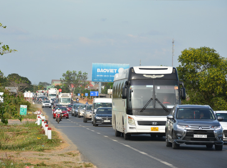 Mùng 5 Tết, ô tô, xe máy chen nhau trên quốc lộ 1 qua Bình Thuận - Ảnh 1.
