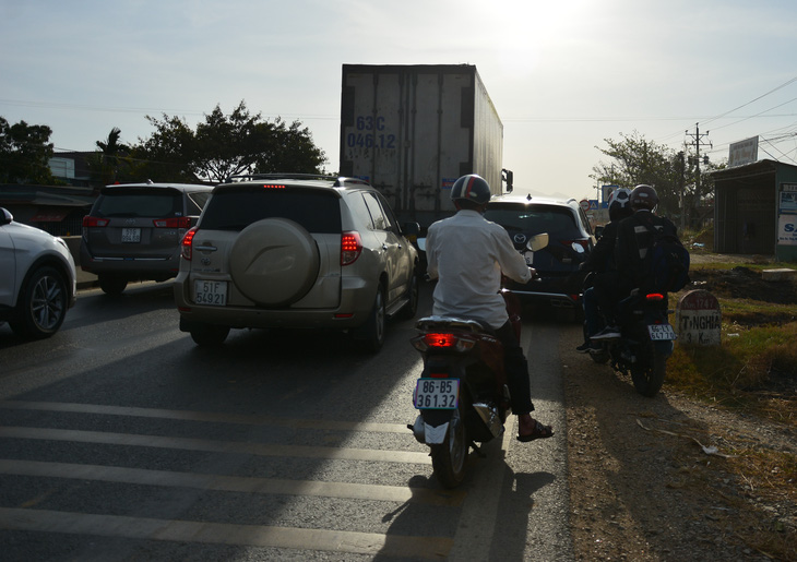 Mùng 5 Tết, ô tô, xe máy chen nhau trên quốc lộ 1 qua Bình Thuận - Ảnh 3.
