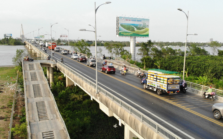 CSGT ra thông báo sẽ ghi hình xe chạy lấn làn, cầu Rạch Miễu giảm kẹt xe