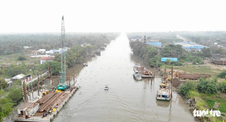 Mùng 7 bắt đầu đắp đập thép ngăn mặn trên kênh Nguyễn Tấn Thành - Ảnh 1.