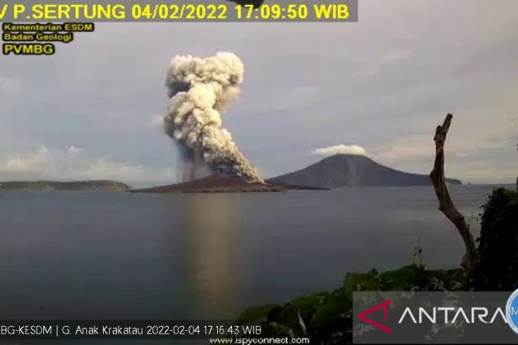 Núi lửa ở Indonesia phun cột tro bụi cao 1.500m, phun 9 lần một ngày - Ảnh 1.
