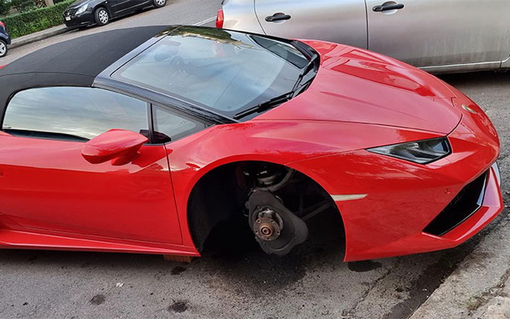 Đỗ xe ngoài đường, siêu xe Lamborghini Huracan bị trộm 4 bánh