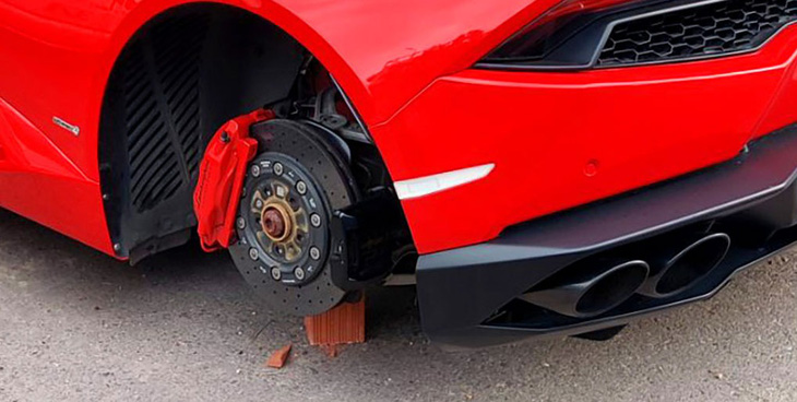 Đỗ xe ngoài đường, siêu xe Lamborghini Huracan bị trộm 4 bánh - Ảnh 2.