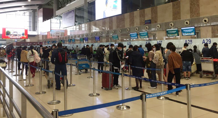 Mùng 6 Tết, khách đi máy bay qua Nội Bài, Tân Sơn Nhất đông nhất trong dịp Tết - Ảnh 1.