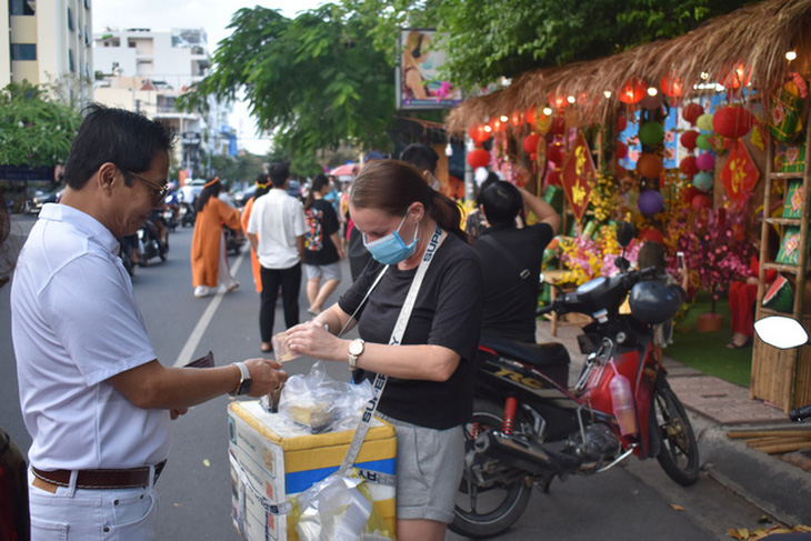 Tết Việt với những du khách Nga ở Nha Trang - Ảnh 5.