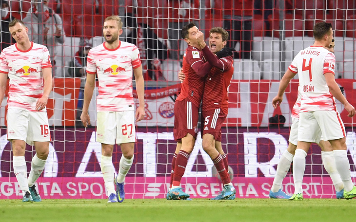 Lewandowski ghi bàn thắng thứ 35 mùa này giúp Bayern Munich giành 3 điểm