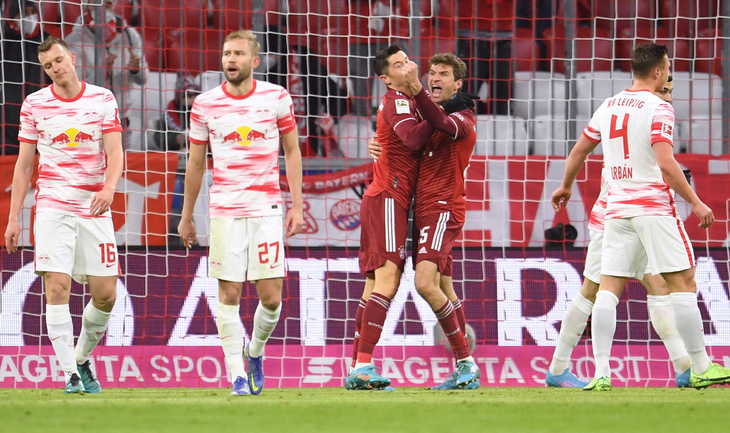 Lewandowski ghi bàn thắng thứ 35 mùa này giúp Bayern Munich giành 3 điểm - Ảnh 1.
