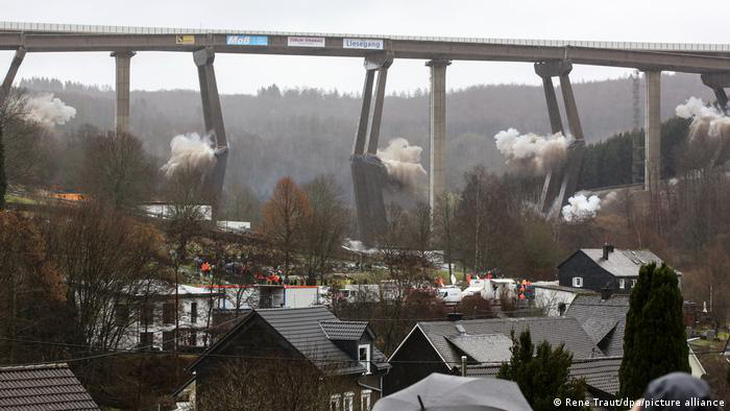 Đức: Dùng 120kg thuốc nổ phá cầu cũ, cầu mới ngay cạnh vẫn an toàn - Ảnh 1.