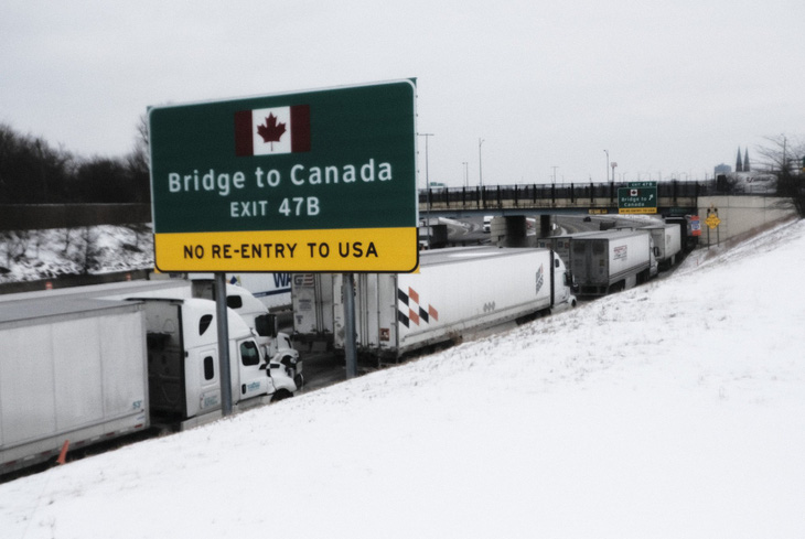 Xe tải biểu tình phản đối tiêm chủng khiến cây cầu huyết mạch Mỹ - Canada tắc cứng - Ảnh 4.