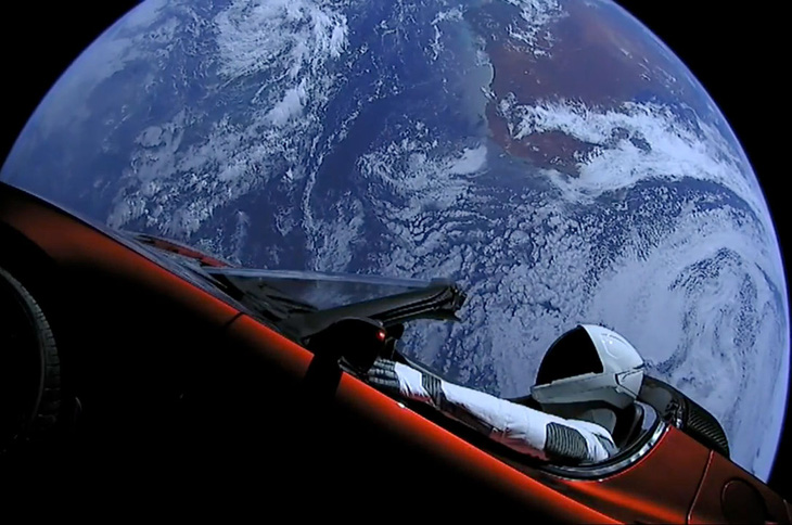Chiếc xe Tesla được phóng lên vũ trụ 4 năm trước giờ ra sao? - Ảnh 1.