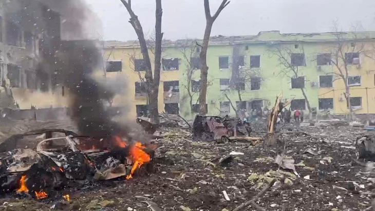 Vụ ném bom bệnh viện sản nhi ở Mariupol: Ukraine và Nga nói gì? - Ảnh 1.