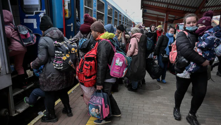 Người tị nạn Ukraine được đi tàu miễn phí từ Ba Lan đến Đức - Ảnh 1.