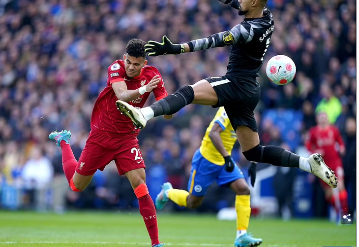 Salah lập công, Liverpool tiếp tục bám sát Man City - Ảnh 1.