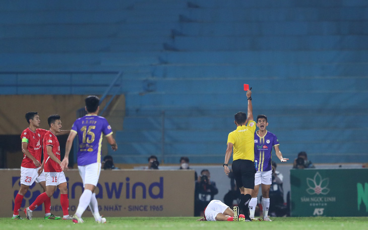 Văn Kiên nhận thẻ đỏ, Hà Nội FC không thể thắng CLB TP.HCM