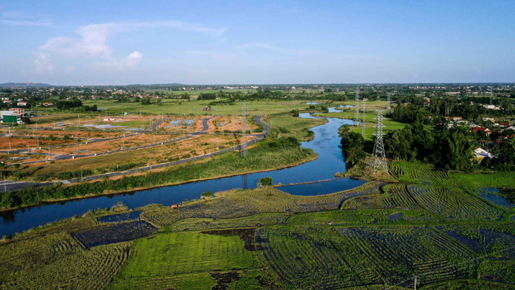 Thành phố Quảng Ngãi gấp rút tìm cách thoát nước sau trận ngập lịch sử - Ảnh 1.