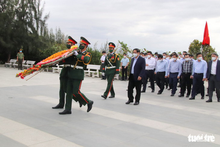 Thủ tướng Phạm Minh Chính dâng hương tưởng niệm các liệt sĩ Gạc Ma - Ảnh 2.
