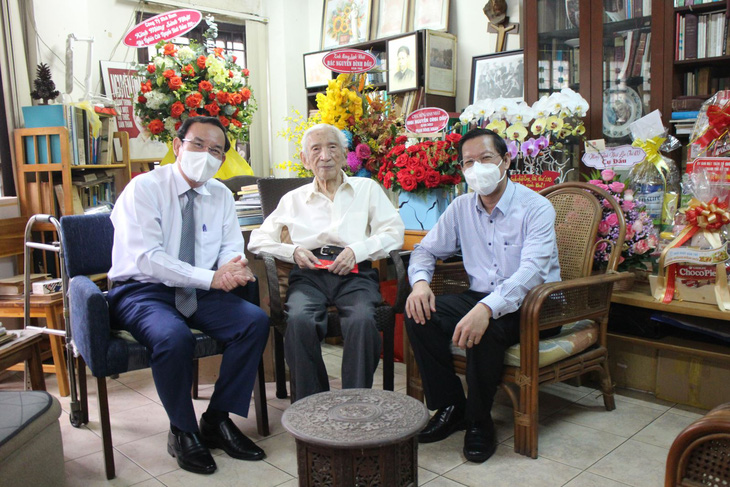 Bí thư Thành ủy, chủ tịch TP.HCM thăm nhà nghiên cứu Nguyễn Đình Đầu - Ảnh 1.