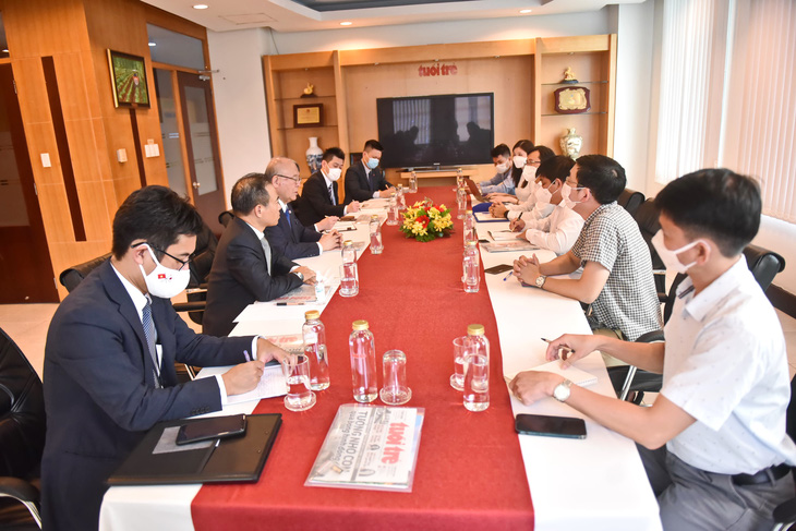 Cố vấn đặc biệt Liên minh Nghị sĩ hữu nghị Nhật - Việt thăm báo Tuổi Trẻ - Ảnh 2.