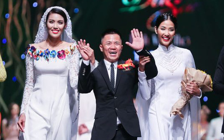 Đinh Văn Thơ thực hiện show thời trang áo dài "Gõ cửa 90" nhân Ngày quốc tế hạnh phúc