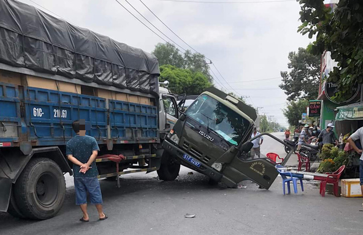 Va chạm giữa xe thùng chở phạm nhân và xe tải, 3 người bị thương - Ảnh 2.